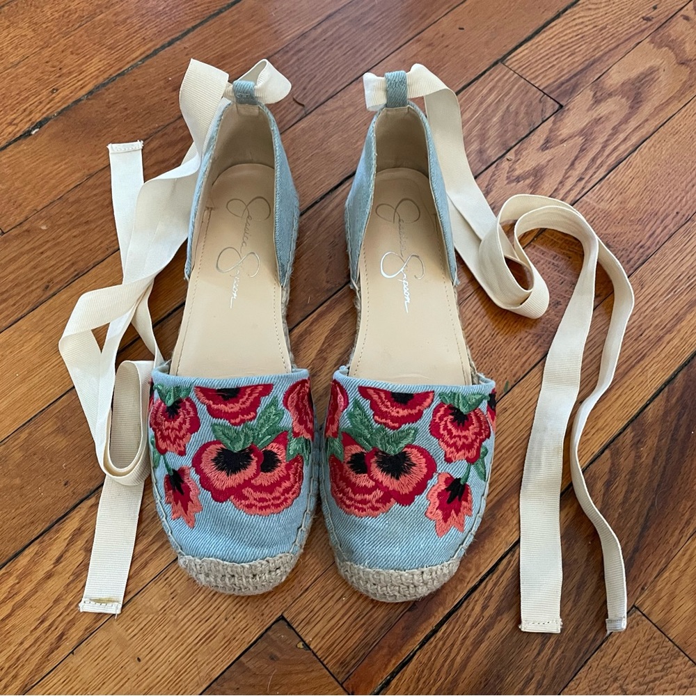 Jessica Simpson EUC embroidered poppy denim ankle tie espadrilles 6.5